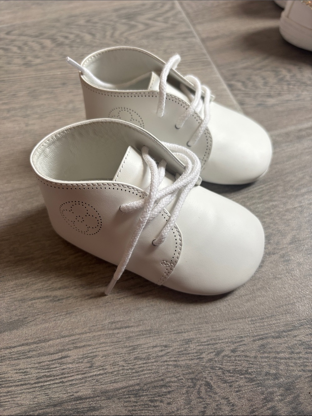 Louis Vuitton White Leather Baby Walker Lace-Up Booties size 9-12 months (18)